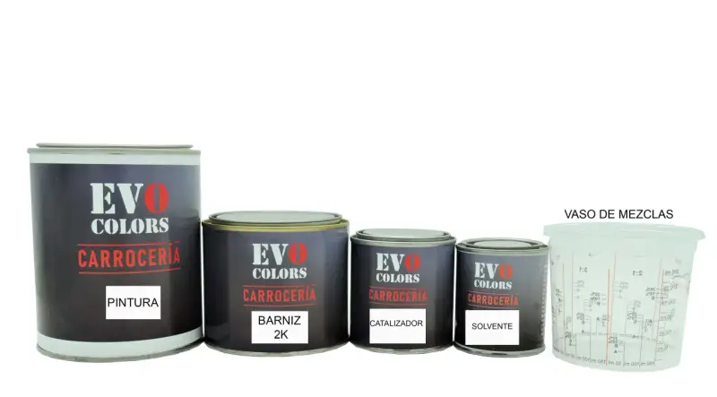 Latas de pintura bicomponente para carrocería: pintura, barniz 2K, catalizador y solvente, junto a un vaso de mezclas.